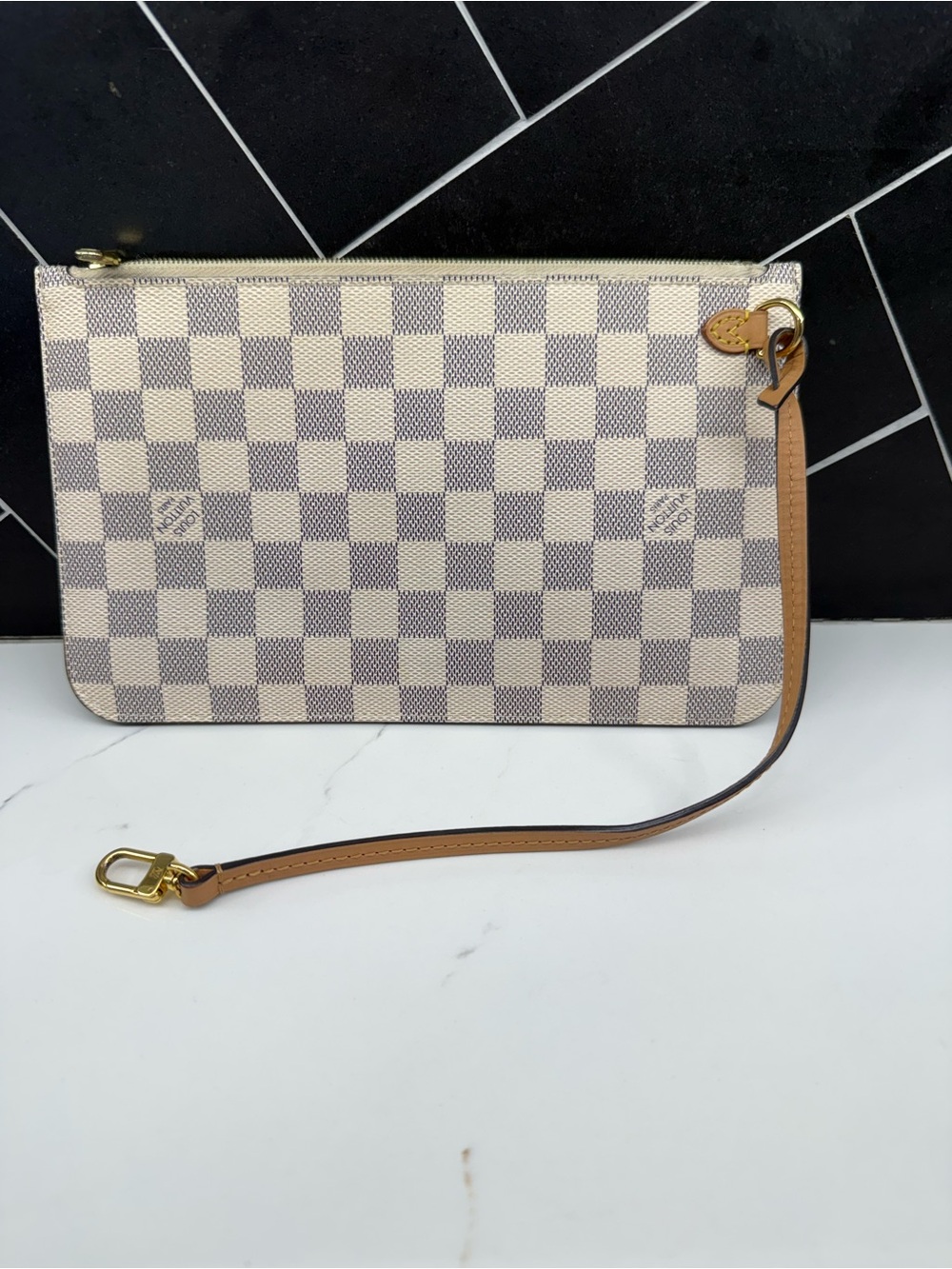 Louis Vuitton Neverfull Mm/Gm pouch in Damier Azur in great condition.